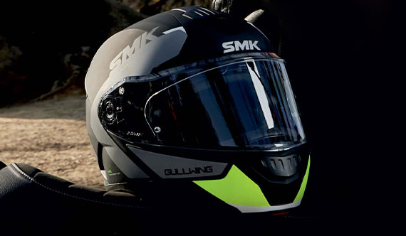 Diverse Farben und Dekore bei SMK Helmen